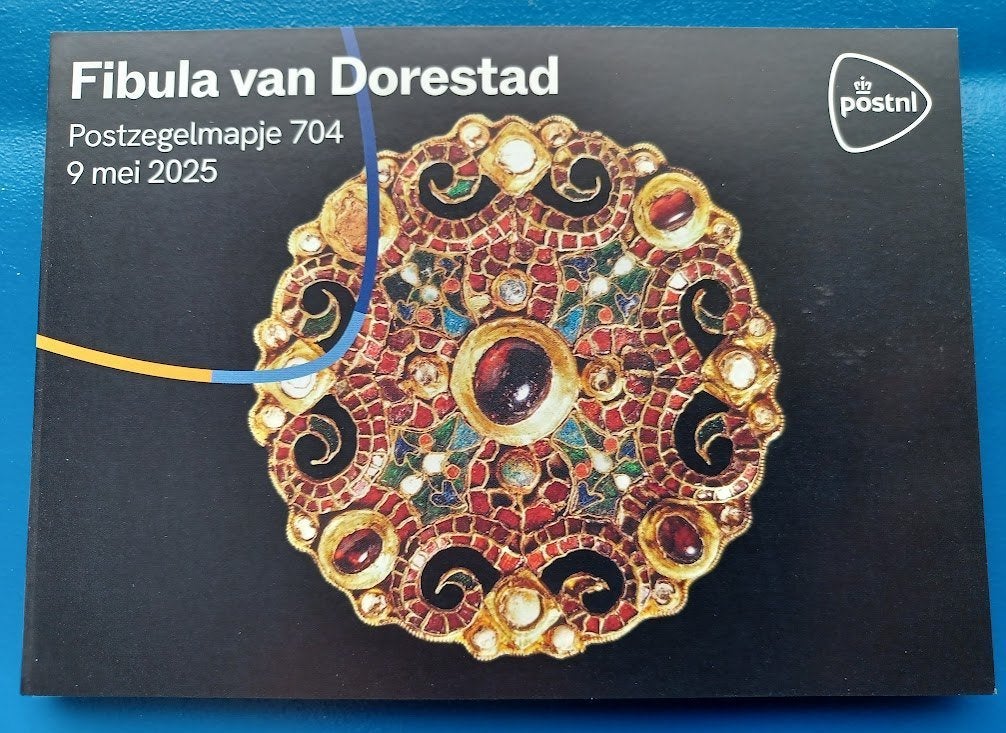 Postzegelmapje 704 Fibula van Dorestad 2025, Ophalen of Verzenden, Na 1940, Postfris