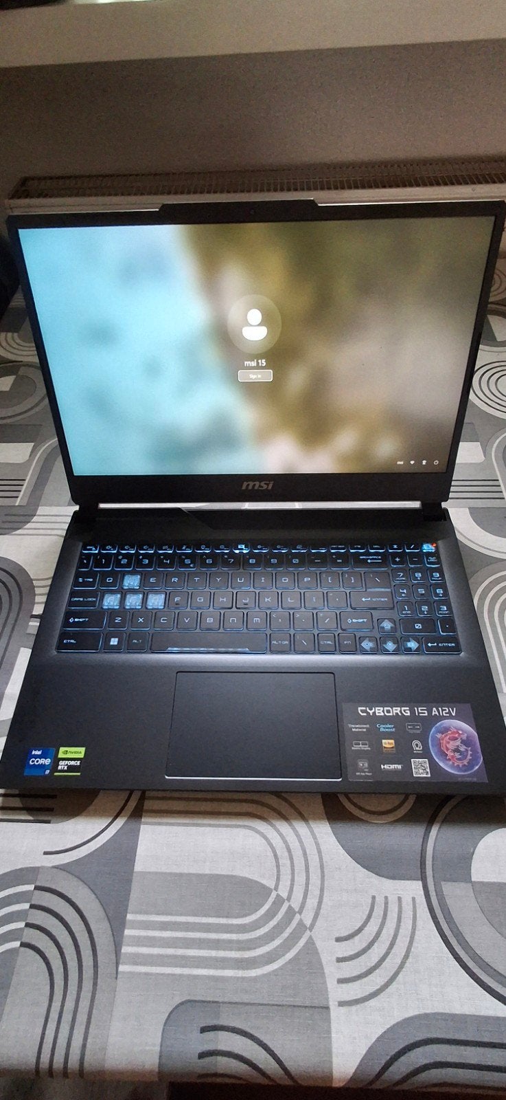 Foto 3 van MSI Cyborg 15 A12V Gaming Laptop - Zo goed als nieuw