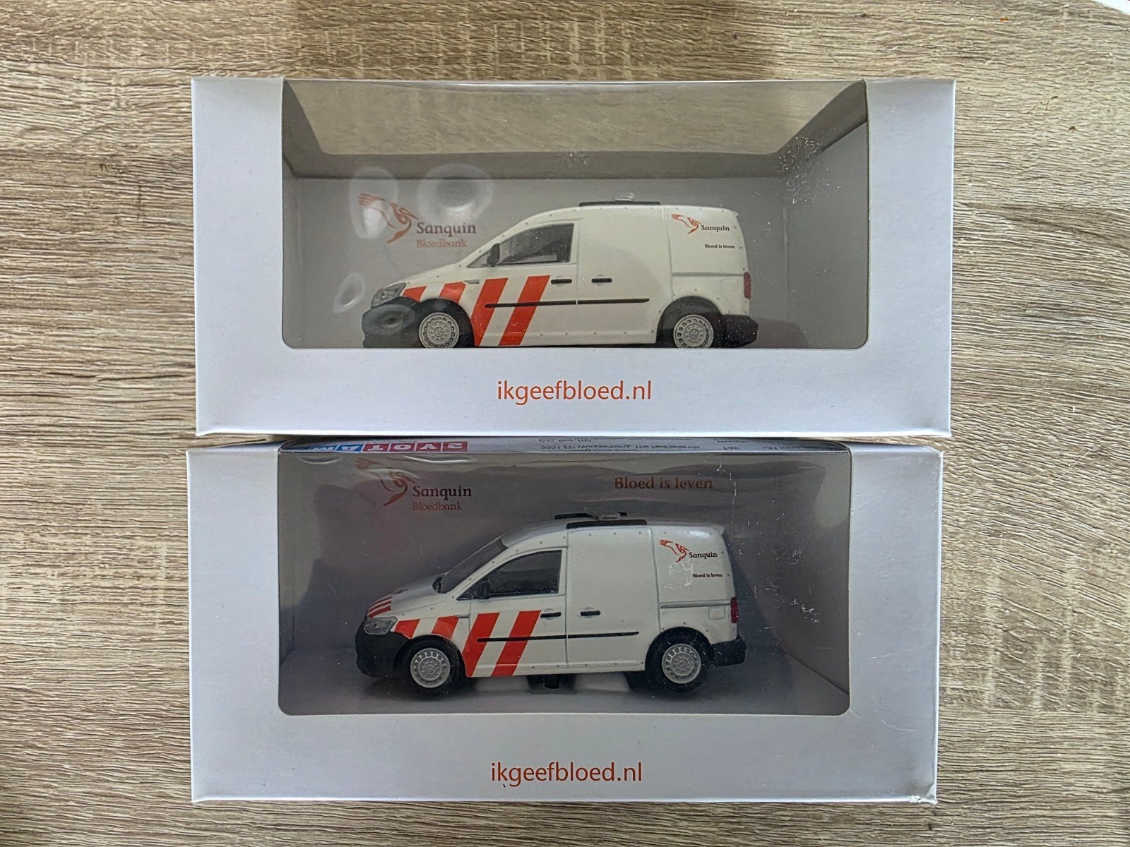 Sanquin Miniatuur auto's - Set van 2, Hobby en Vrije tijd, Modelbouw | Auto's en Voertuigen, Nieuw, Auto, 1:32 tot 1:50, Overige merken
