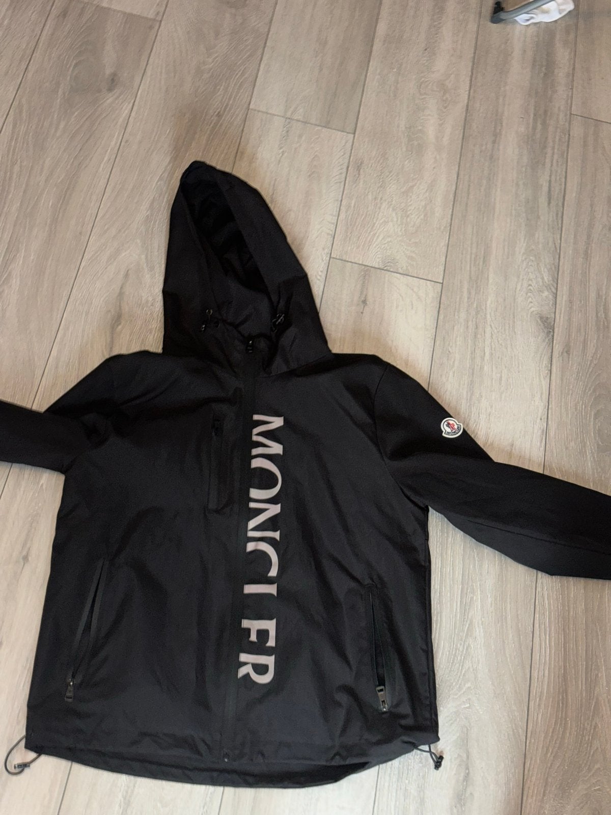 Moncler jas zwart met capuchon, Ophalen of Verzenden, Zo goed als nieuw, Maat 52/54 (L), Zwart