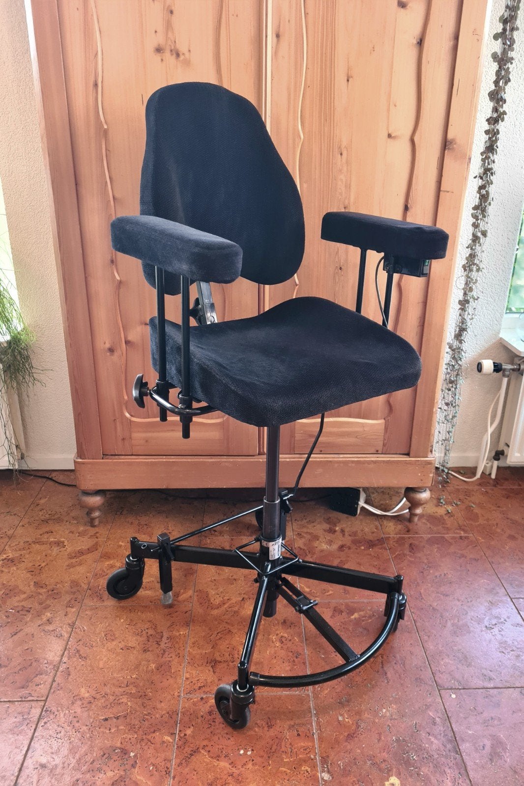 TRIPPELSTOEL Mercado Medic elektrisch H/L ergo Trippel stoel, Ophalen, Ergonomisch, Zo goed als nieuw, Zwart
