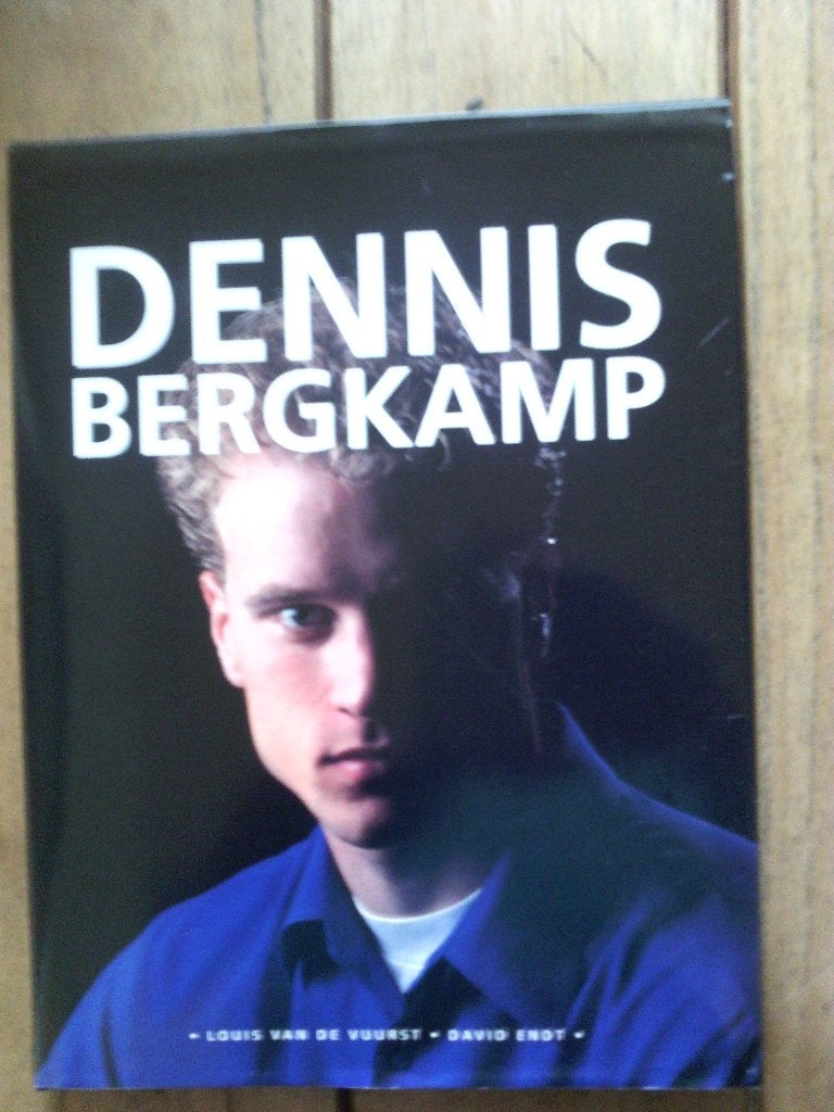 voetbalboek- Dennis Bergkamp, Boeken, Ophalen of Verzenden, Gelezen, Balsport