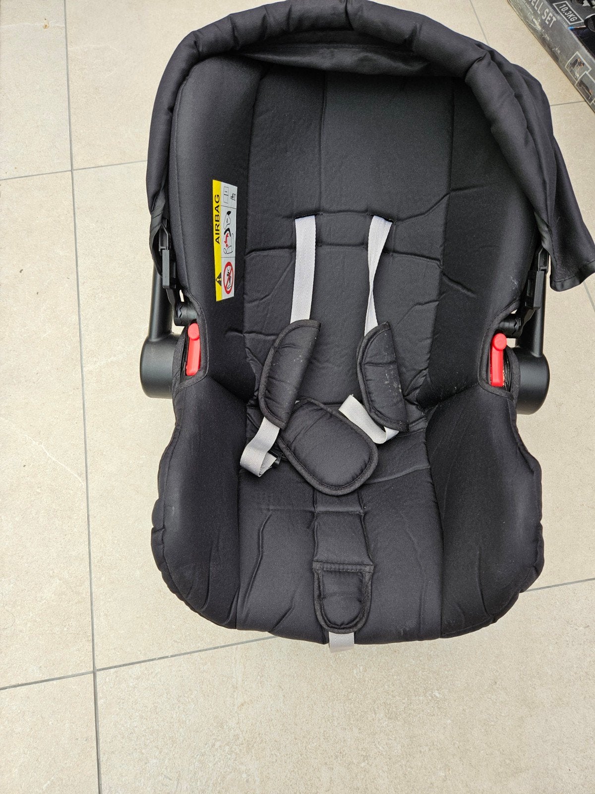 Zwart autostoeltje voor baby's - Comfortabel en veilig, Overige merken, 0 t/m 13 kg, Gebruikt, Autogordel
