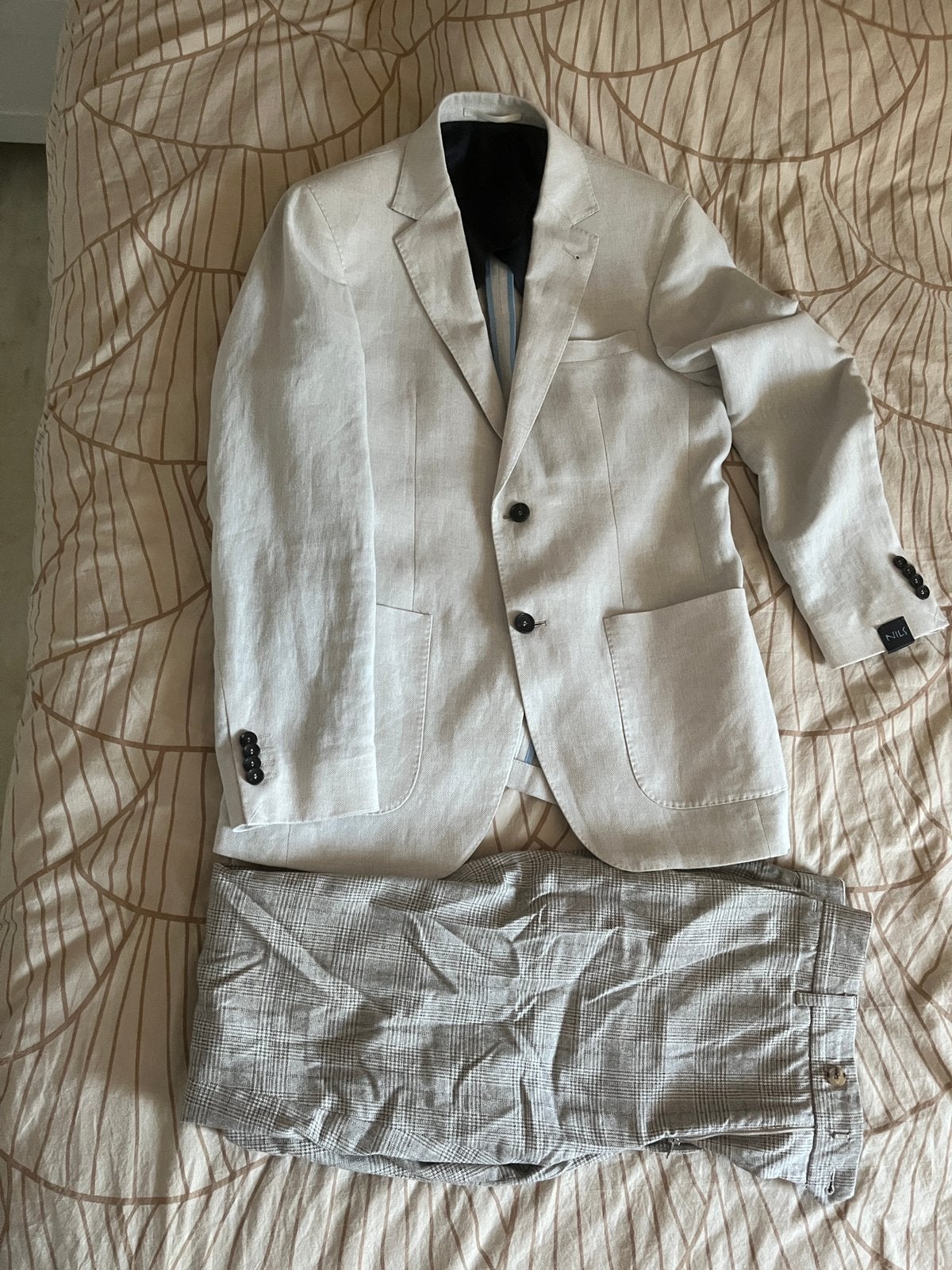 Mooi kostuum, Ophalen of Verzenden, Zo goed als nieuw, Maat 46 (S) of kleiner, Beige
