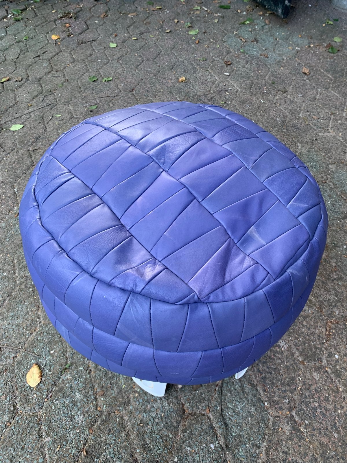 Paarse leren poef in heel goede staat, Gebruikt, Rond, Ophalen of Verzenden, 50 tot 75 cm
