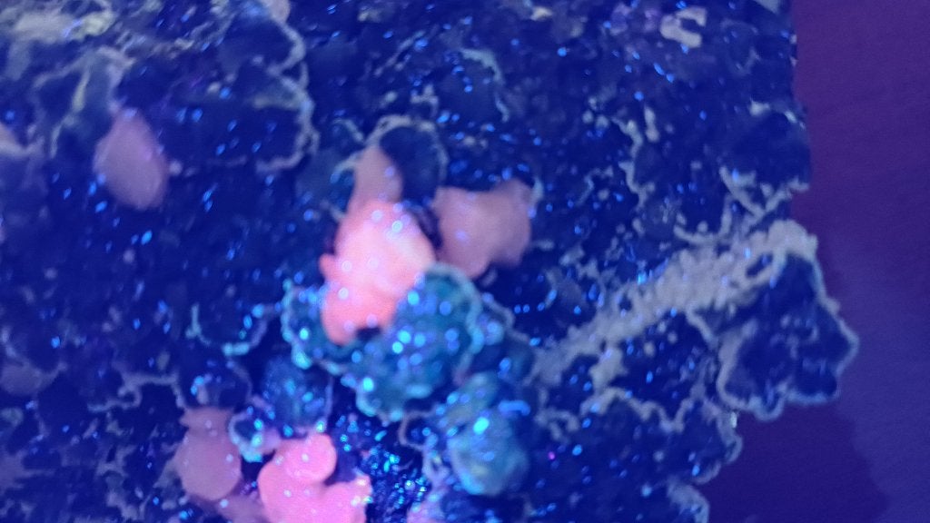 D52-06 Pyriet en Calciet UV gevoelig roze Madan Bulgarije, Ophalen of Verzenden, Mineraal