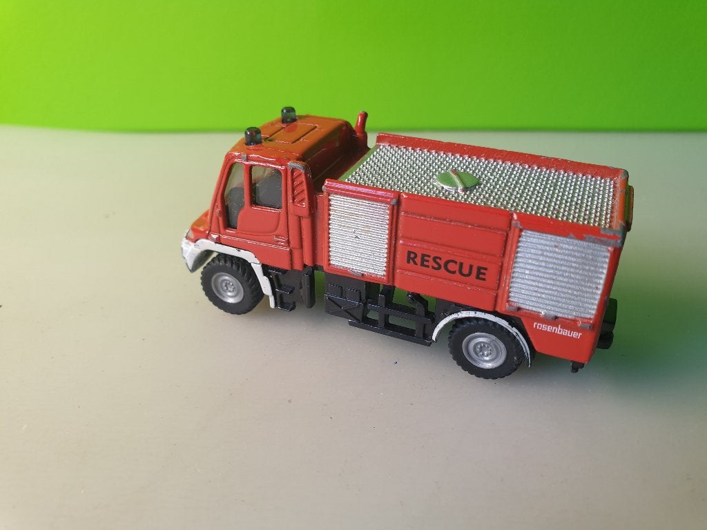 Siku 1636 - Mercedes Unimog U400 Rescue [rood] 1/70, Ophalen of Verzenden, Gebruikt, Bus of Vrachtwagen