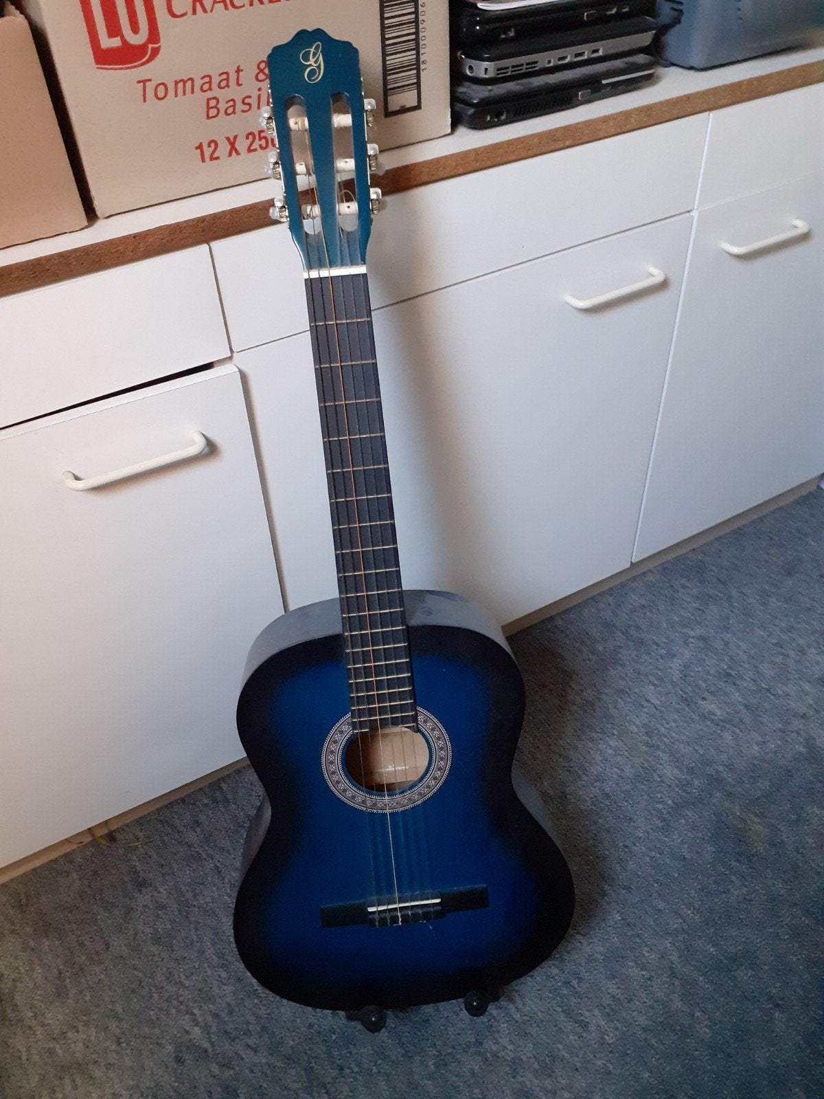 Blauwe klassieke gitaar met standaard, Ophalen, Gebruikt