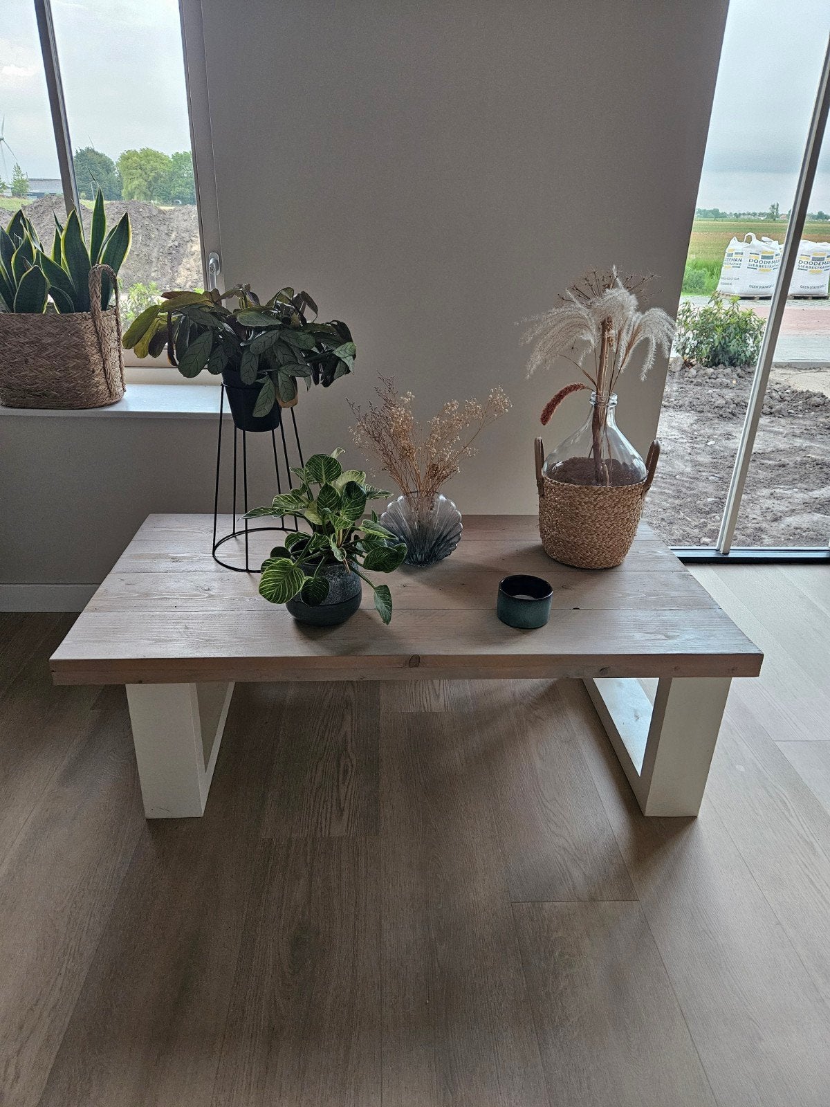 Robuuste houten salontafel met wit onderstel, Ophalen, Modern, Landelijk, Robuust, 100 tot 150 cm, 50 tot 100 cm
