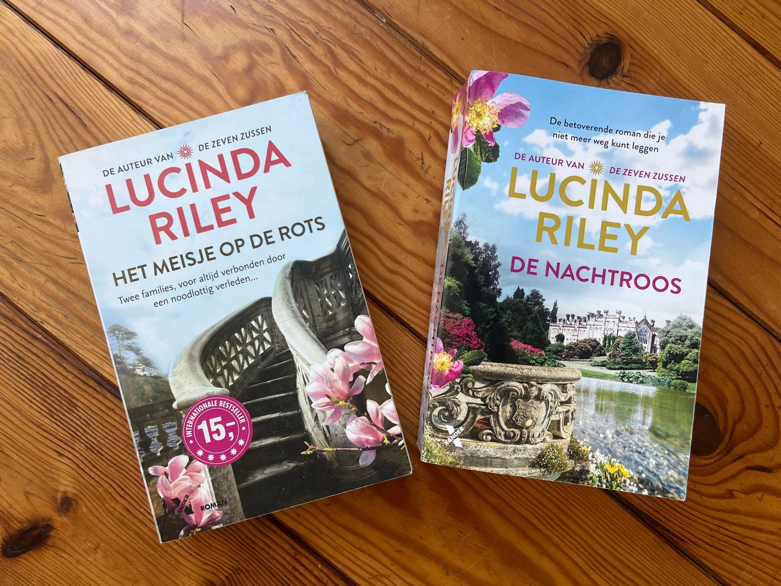 Het Meisje op de Rots & De Nachtroos - Lucinda Riley, Boeken, Ophalen of Verzenden, Zo goed als nieuw, Nederland
