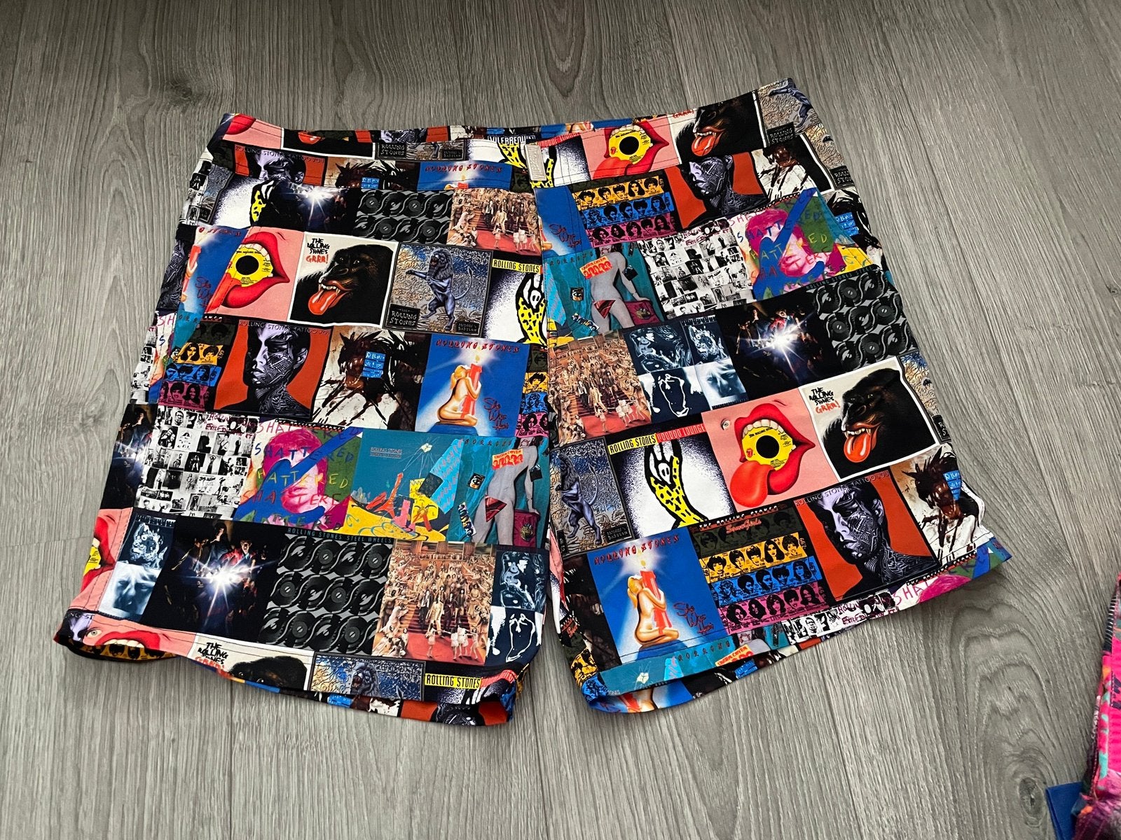 Vilebrequin x The Rolling Stones zwembroek short mt XXXL, Ophalen of Verzenden, Overige maten, Rood, Zwemshort
