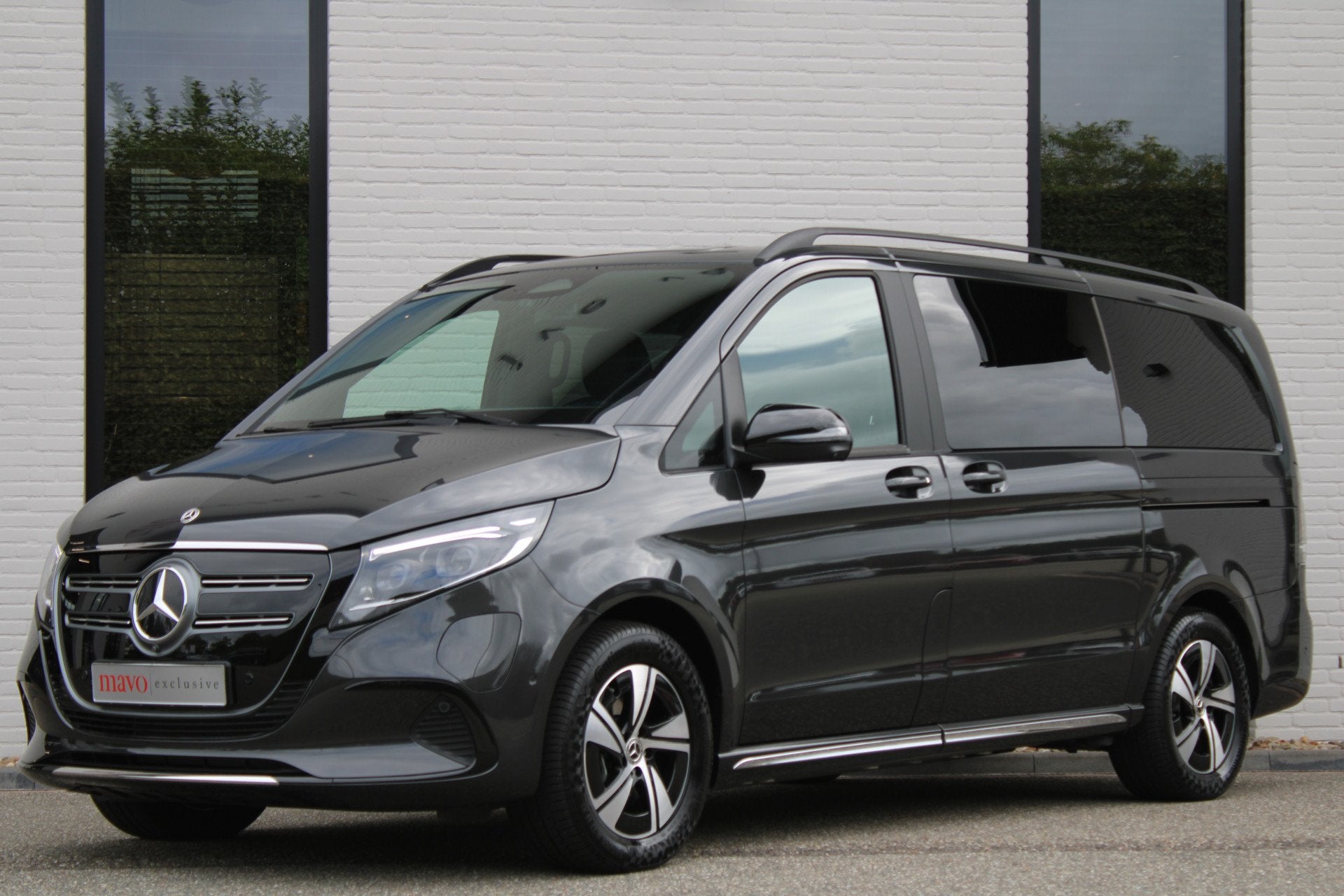Mercedes-Benz EQV 300 L2 / AMG / Luchtvering / 200 KM! / 7-P, Dealer onderhouden, Gebruikt, Met garantie (alle), 2535 kg
