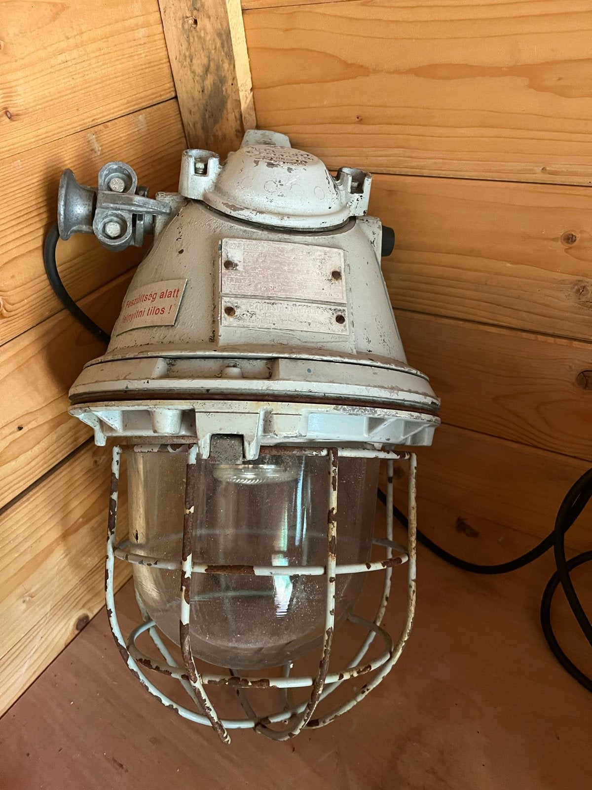 Industriële Oost-Europese Explosieveilige Bunkerlamp, Ophalen