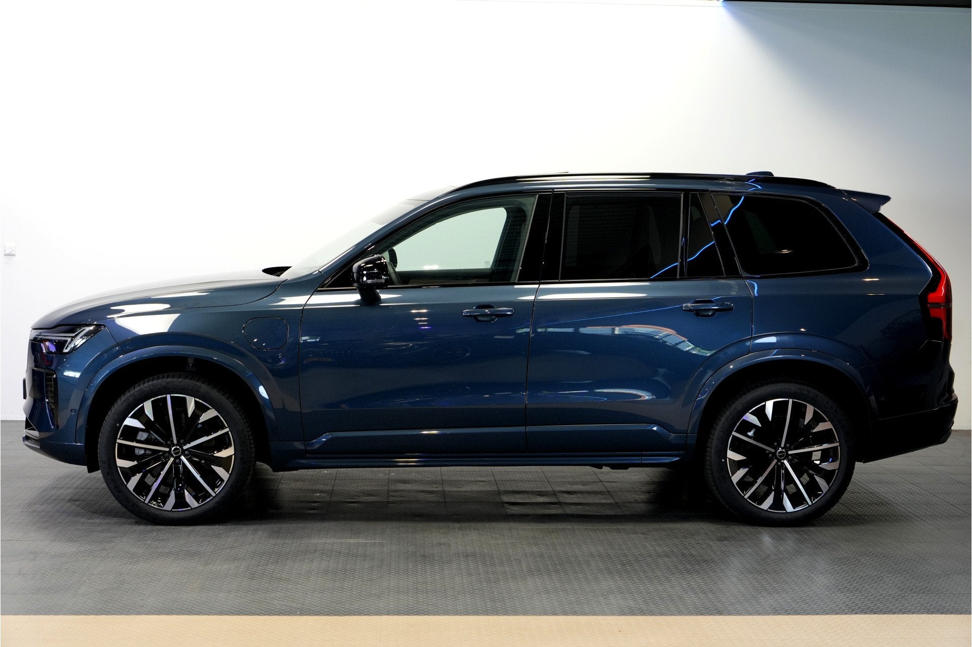 Volvo XC90 2.0 T8 AWD 335kW/456pk Aut8 Recharge Ultra Dark 7, Dealer onderhouden, Gebruikt, 4 cilinders, 1969 cc