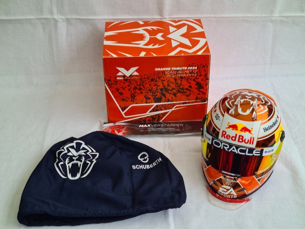 Orange Tribute 2024 Helm Max Verstappen 1:2, Ophalen of Verzenden, Zo goed als nieuw, Formule 1