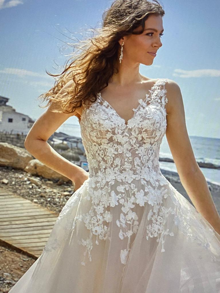 Sale! Nu 495, 750, 995 en 1195 euro Gratis entré, Ophalen, Nieuw, Blauw, Trouwjurk