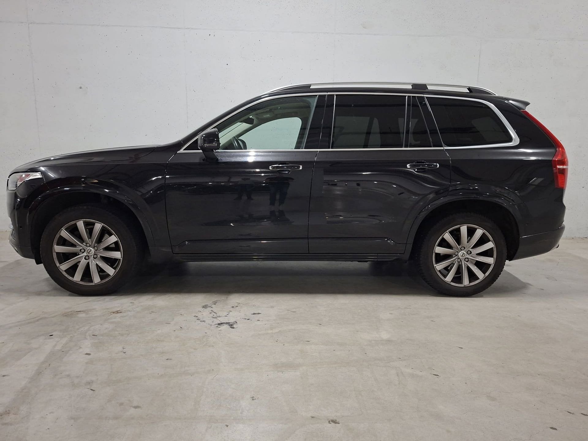 Volvo XC90 2.0 T5 AWD Momentum 7 persoons Leer Navi Camera T, Auto's, Dealer onderhouden, Gebruikt, Euro 6, 1969 cc