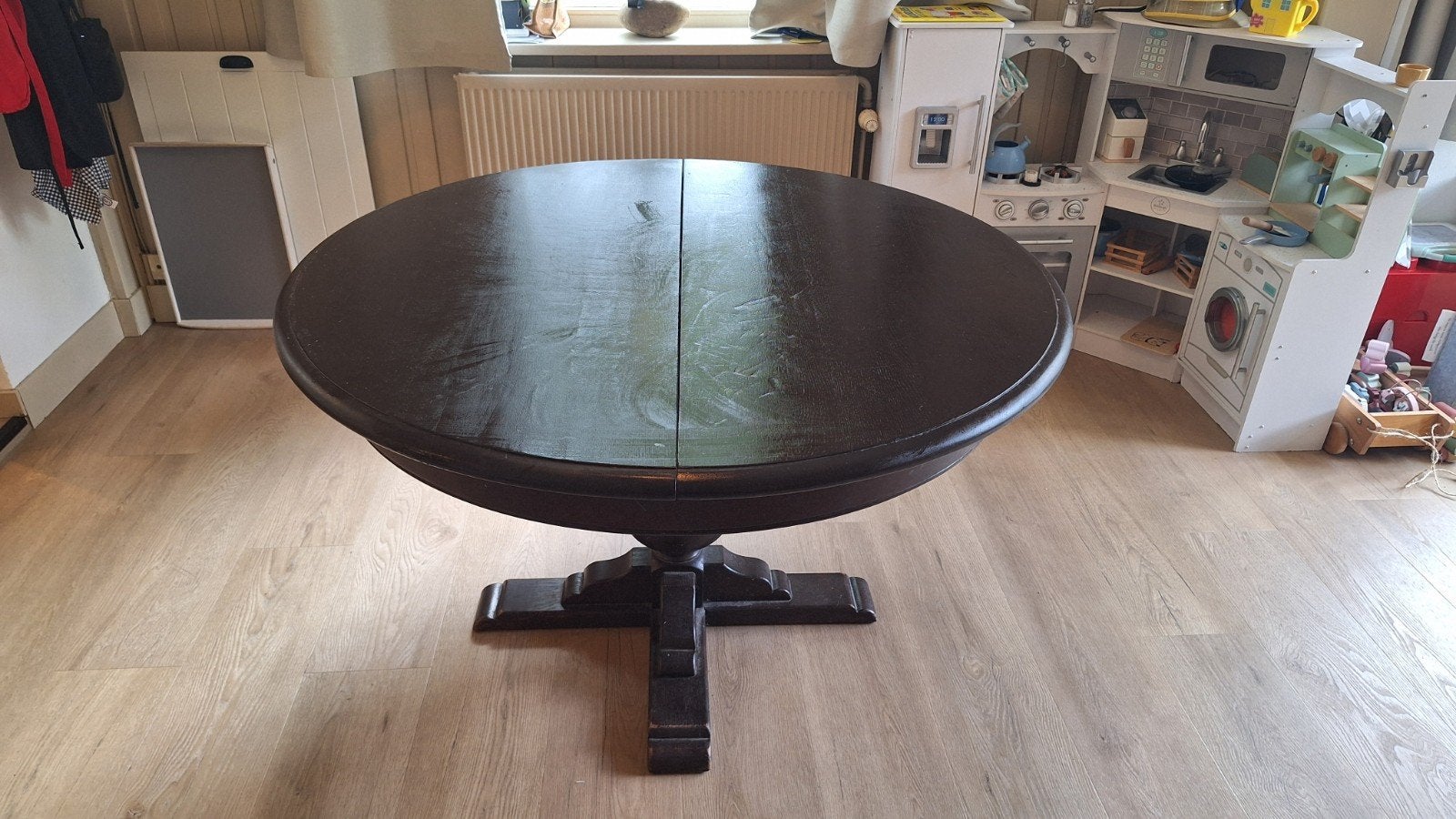 Uitschuifbare houten eettafel met 6 stoelen