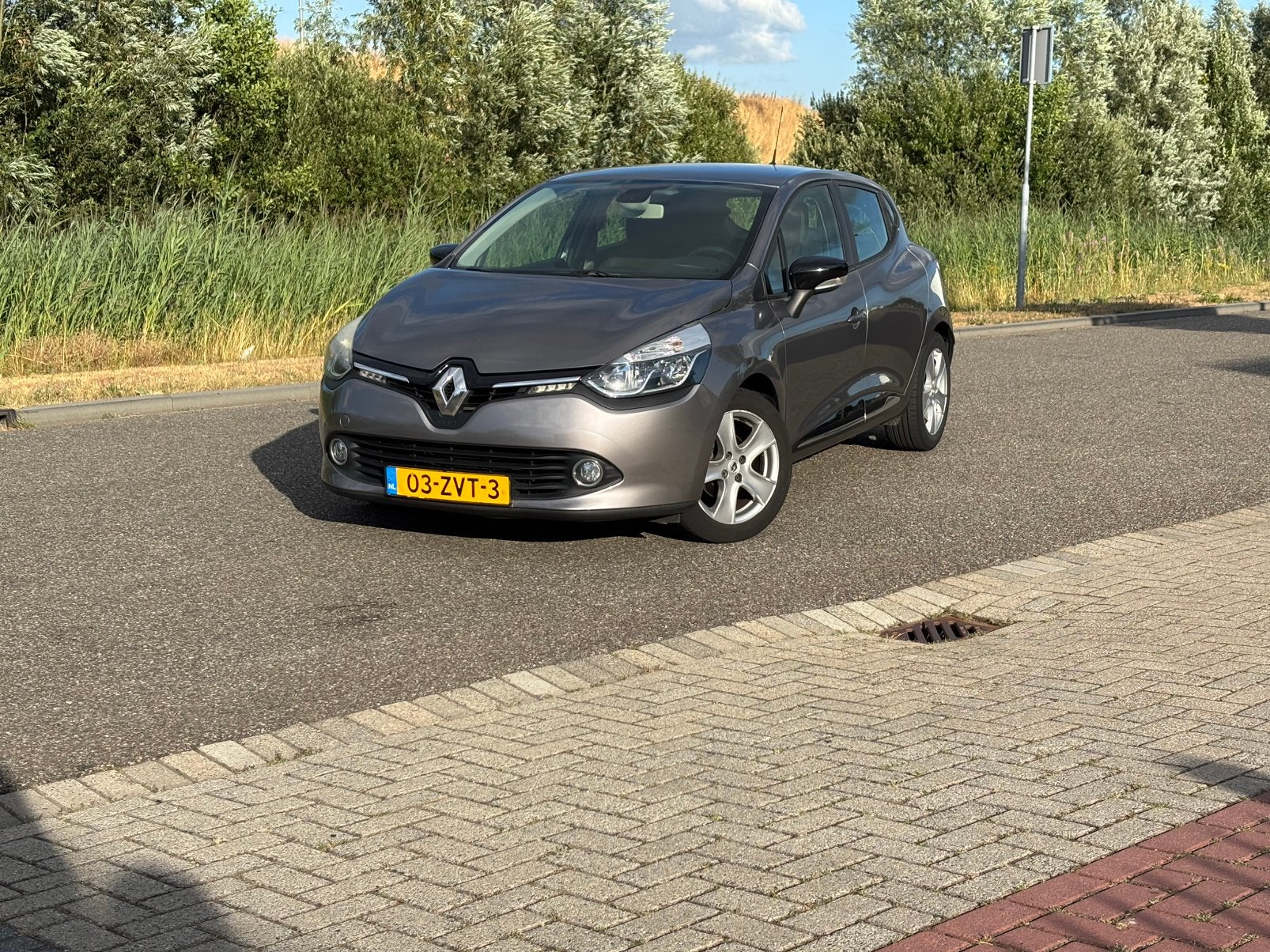Renault Clio TCe 90pk 2013 | Grijs | Apl. Carplay | Trekhaak, Voorwielaandrijving, 898 cc, Stof, 40 €/maand