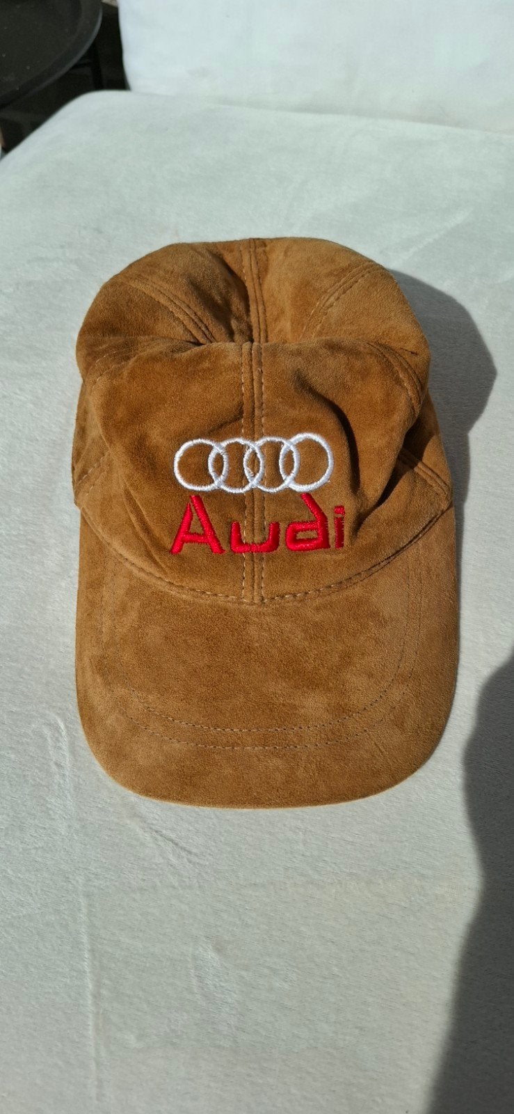 Audi vintage pet suède bruin, Audi, One size fits all, Ophalen of Verzenden, Pet