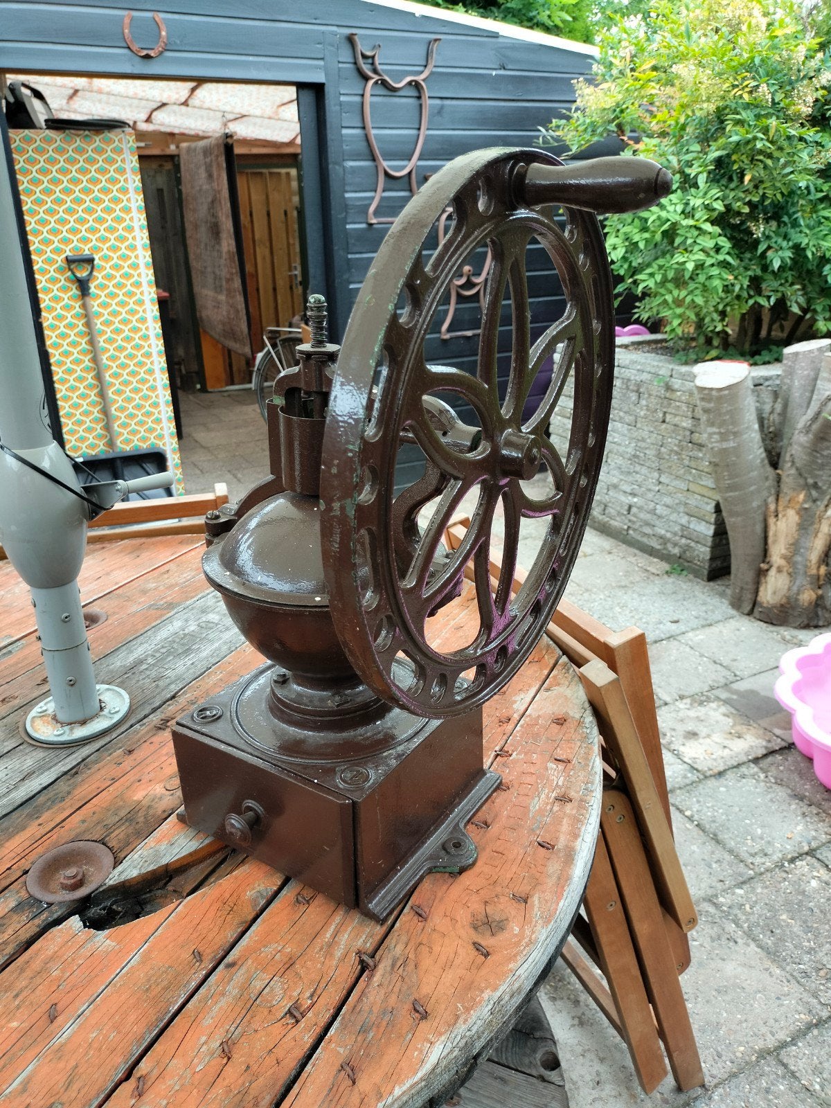 Antieke maismolen met groot vliegwiel, Ophalen