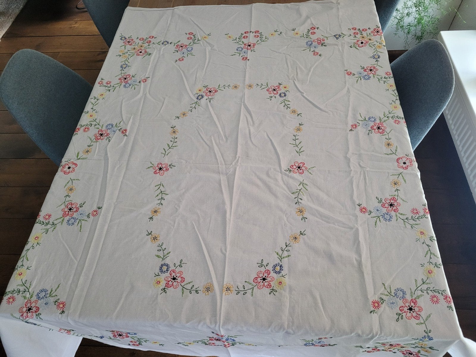 vintage:wit tafelkleed met geborduurde bloemen: 160x120 cm, Huis en Inrichting, Ophalen of Verzenden, Gebruikt, Rechthoek