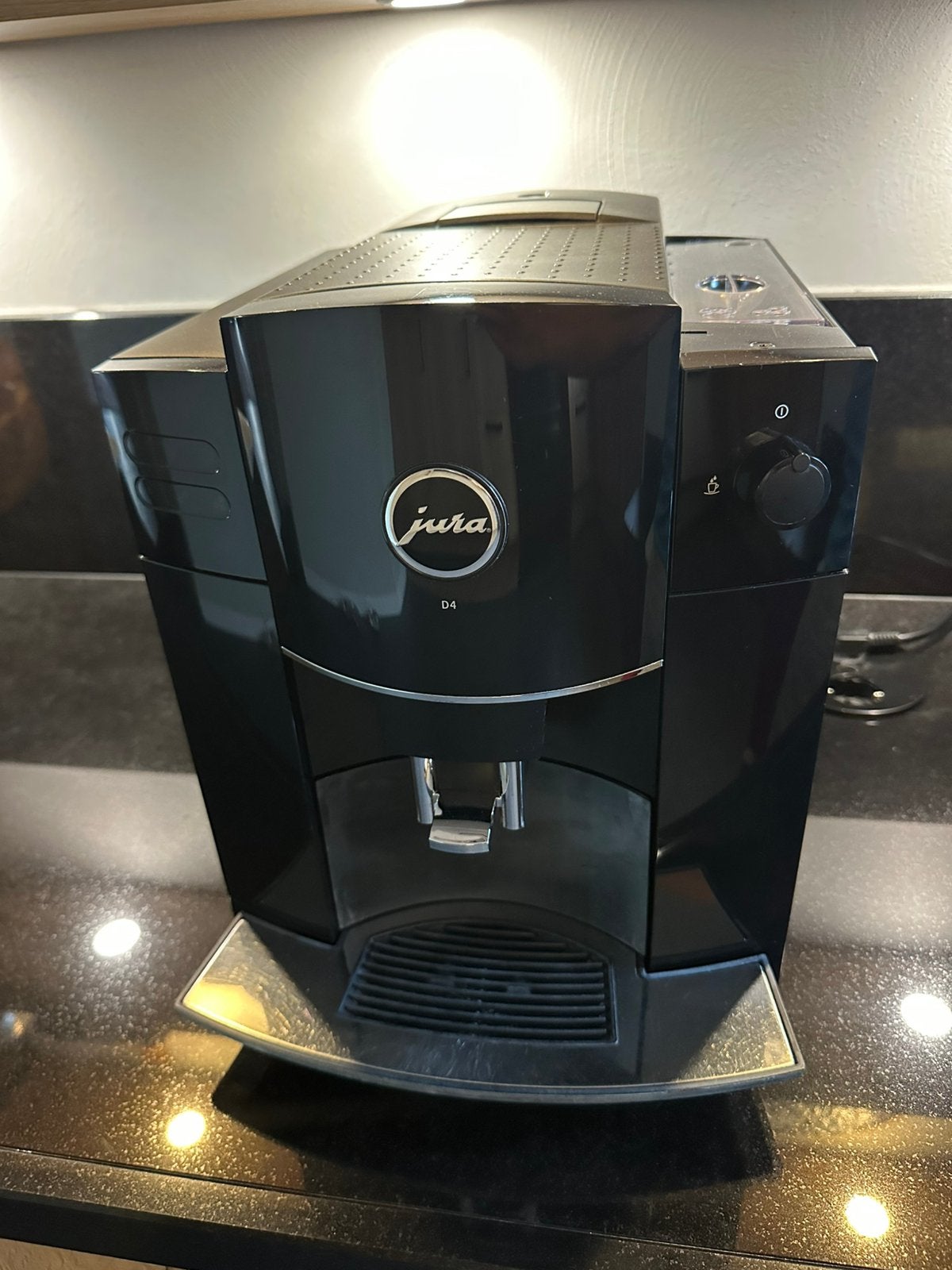 Jura D4 Koffiemachine Piano Black, Afneembaar waterreservoir, Koffiemachine, Zo goed als nieuw, 2 tot 4 kopjes