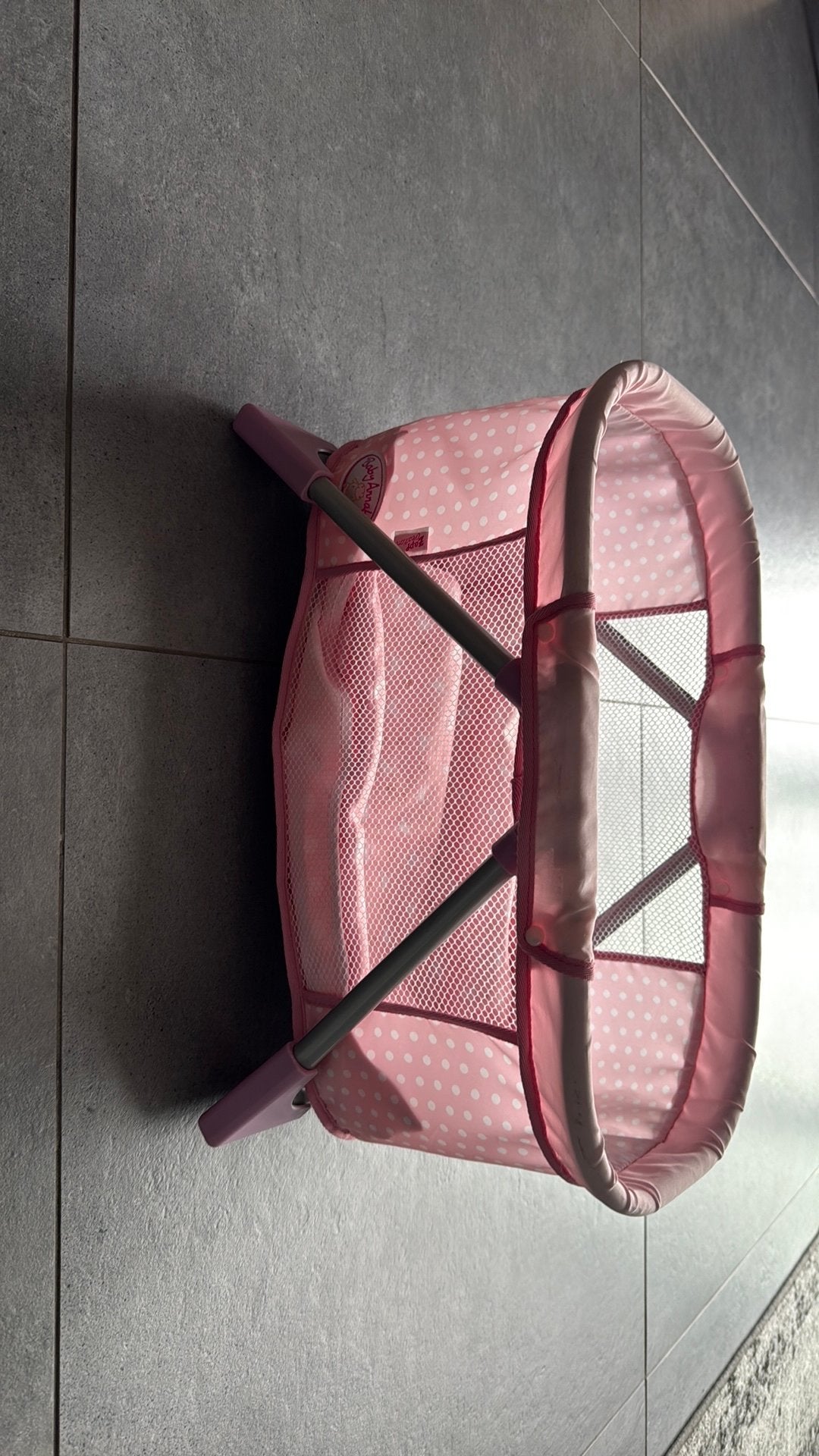 Bedje baby anabell, Ophalen of Verzenden, Gebruikt, Hard kunststof, Minder dan 50 cm
