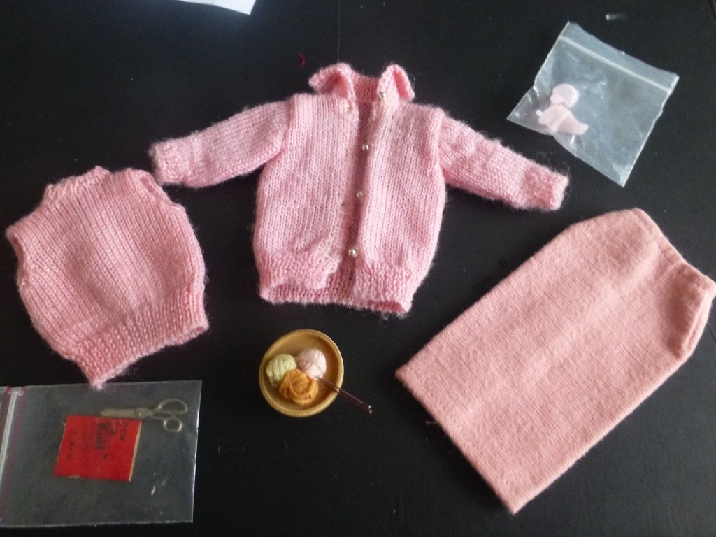 Barbie Knitting Pretty 1964, compleet, Verzamelen, Ophalen of Verzenden, Gebruikt, Kleertjes