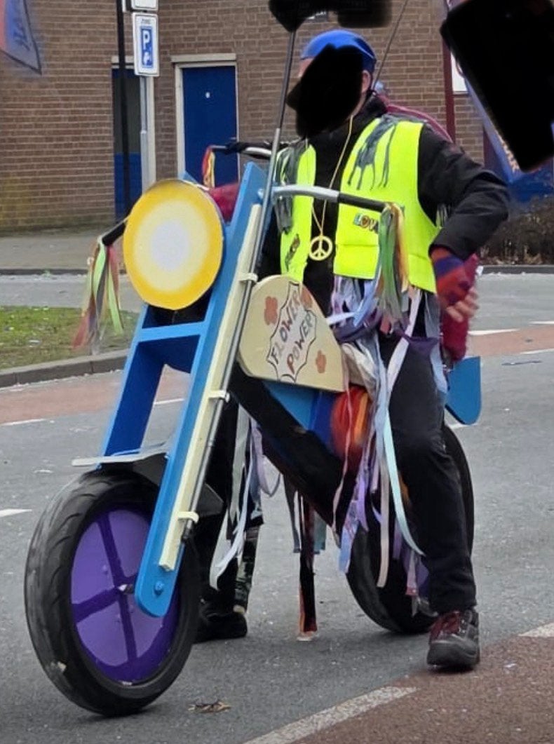 2x motor of biker loop fiets / flower power / ZSM ophalen!!, Ophalen, Carnaval, Maat 46/48 (XL) of groter, Zo goed als nieuw