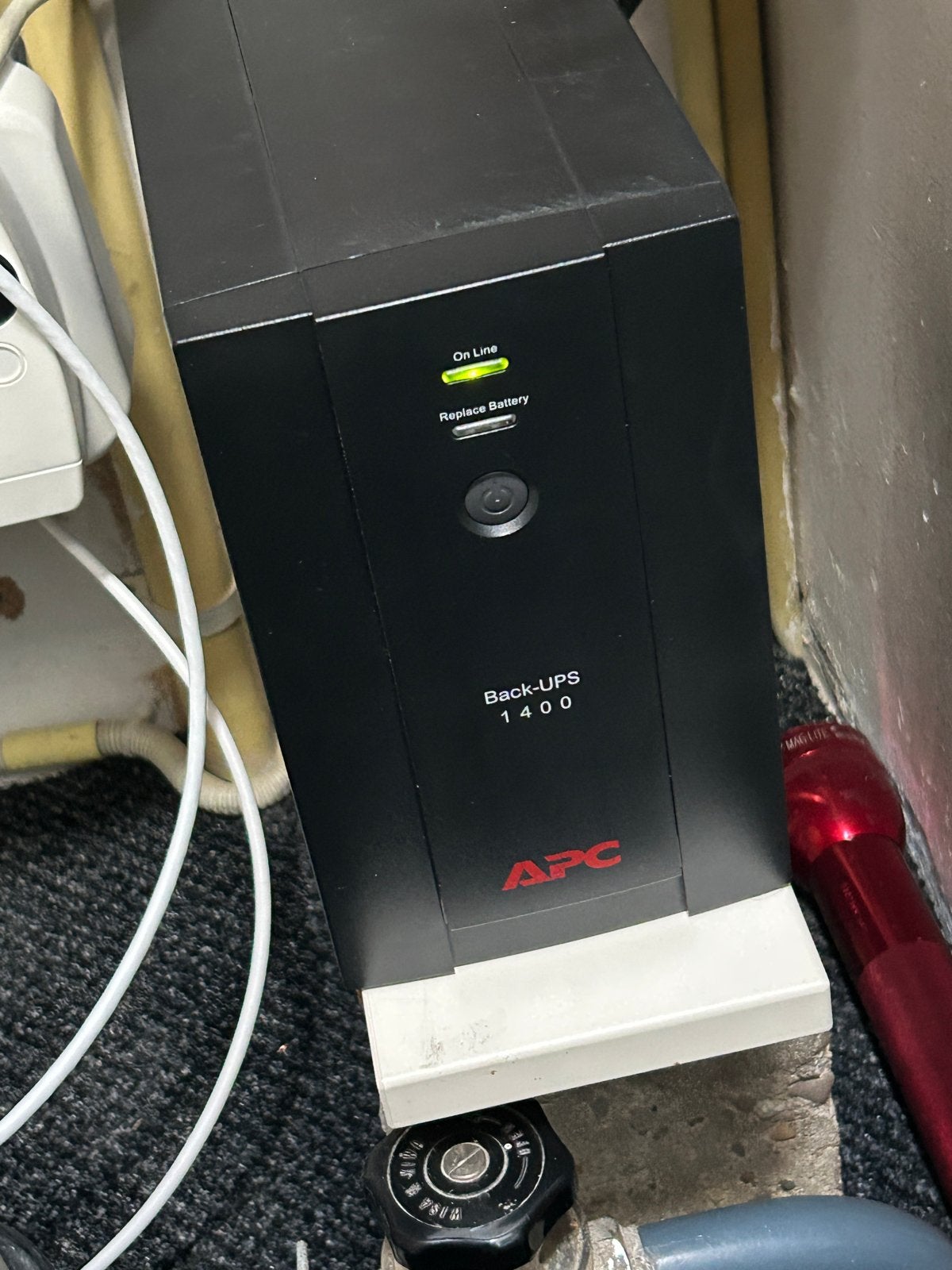 APC Back-UPS BX1400UI Line-Interactive 1400VA UPS, Ophalen of Verzenden, Zo goed als nieuw