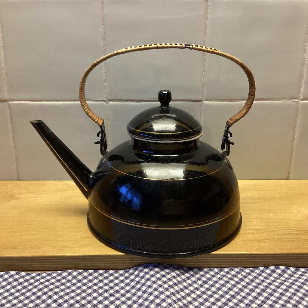 Zwarte emaille appelketel met gouden bies en rieten hengsel, Antiek en Kunst, Antiek | Emaille, Ophalen of Verzenden