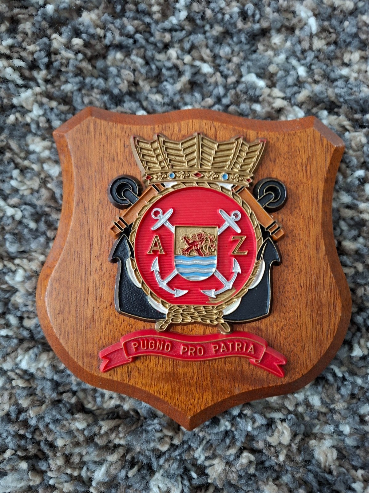 Wapenschild - Pugno Pro Patria - Marinebasis Den Helder, Ophalen of Verzenden, Marine, Nederland, Embleem of Badge
