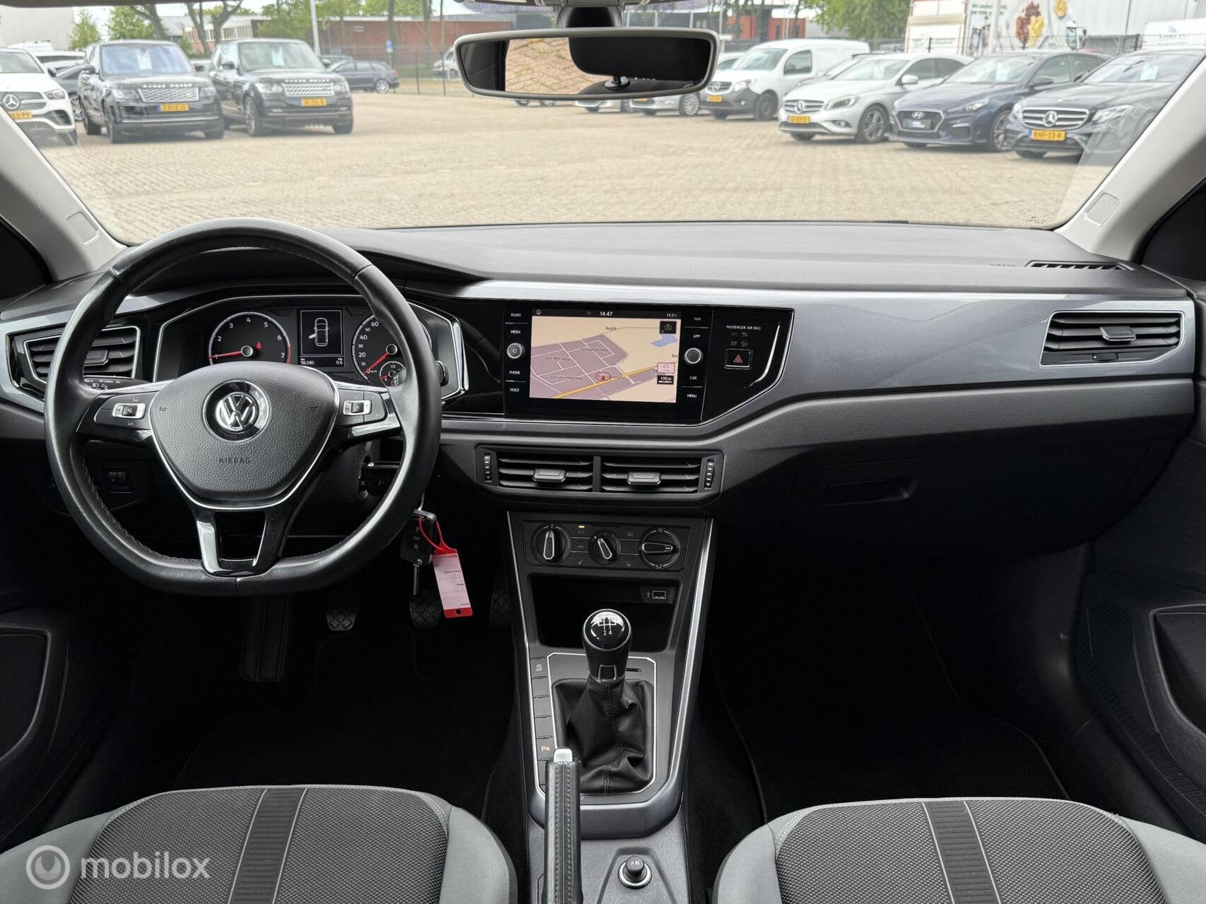 Volkswagen Polo 1.0 TSI Highline NAVI|PDC|STOELVERWARMING, Voorwielaandrijving, Gebruikt, 95 pk, Zwart