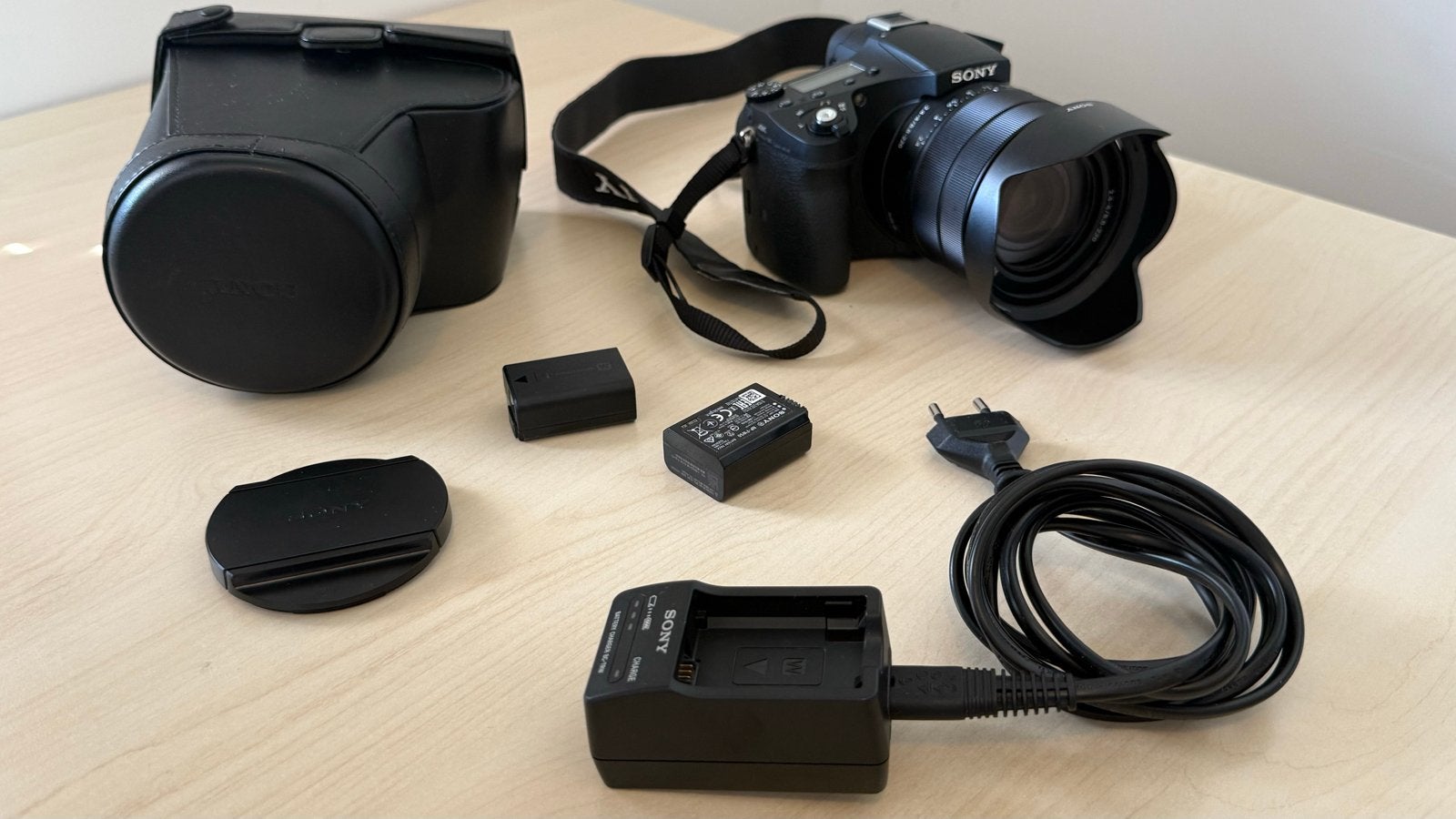 Foto 3 van Sony RX10 Bridgecamera met accessoires