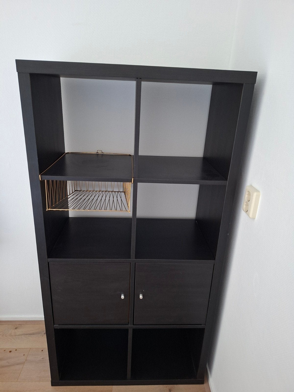 Gratis Kalax kast 8 vakken met deurtjes en goud rekje, Ophalen, 100 tot 150 cm, 50 tot 100 cm, 25 tot 50 cm
