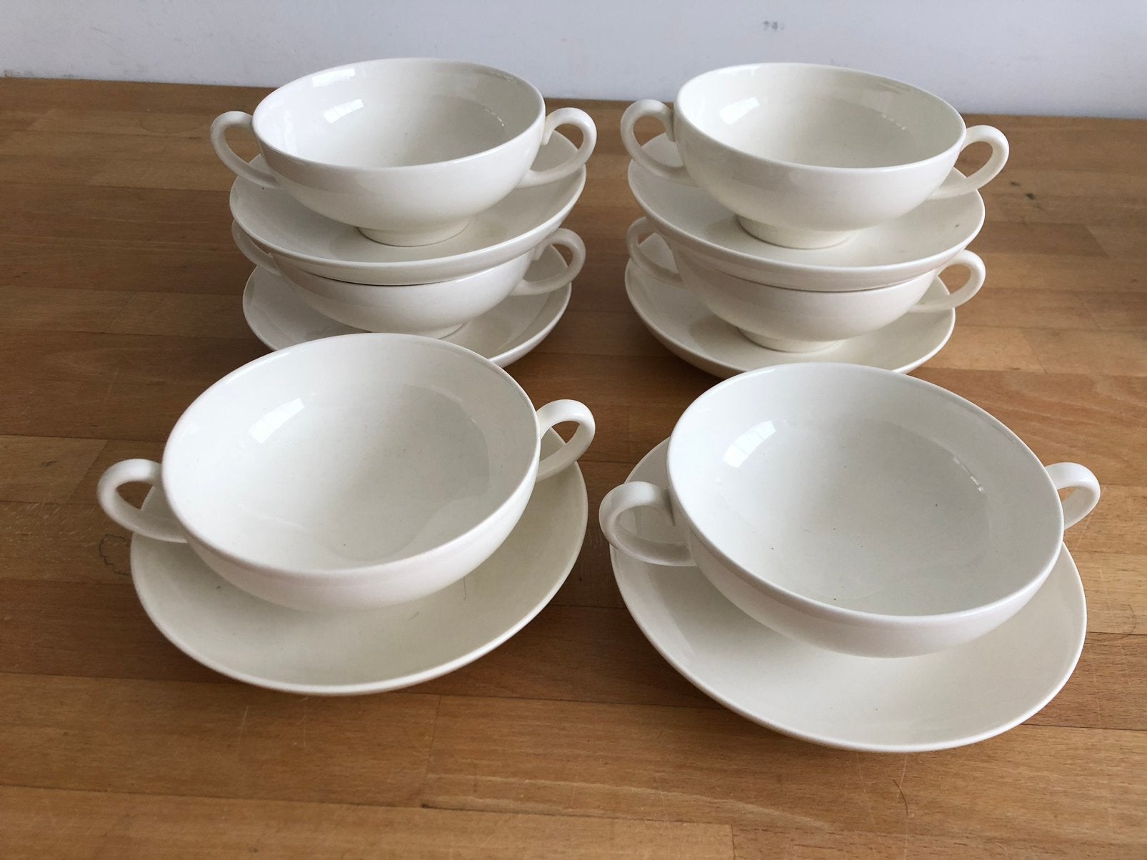 Wedgwood traditional plain soepkom met schotel, Huis en Inrichting, Keuken | Servies, Ophalen of Verzenden, Zo goed als nieuw