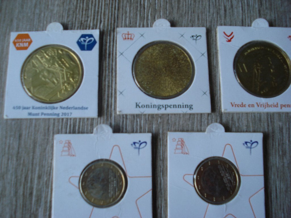 DIVERSEN   PENNINGEN IN  COINCARD O.A. VREDE EN VRIJHEID, Ophalen of Verzenden, Koningin Beatrix, Overige waardes, Setje