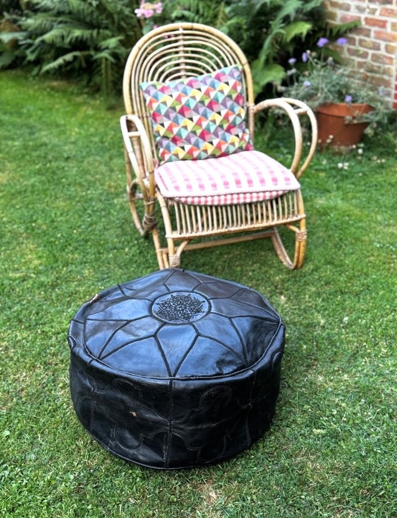 Vintage zwarte lederen Marokkaanse poef, Minder dan 50 cm, Rond, Ophalen of Verzenden, Minder dan 50 cm
