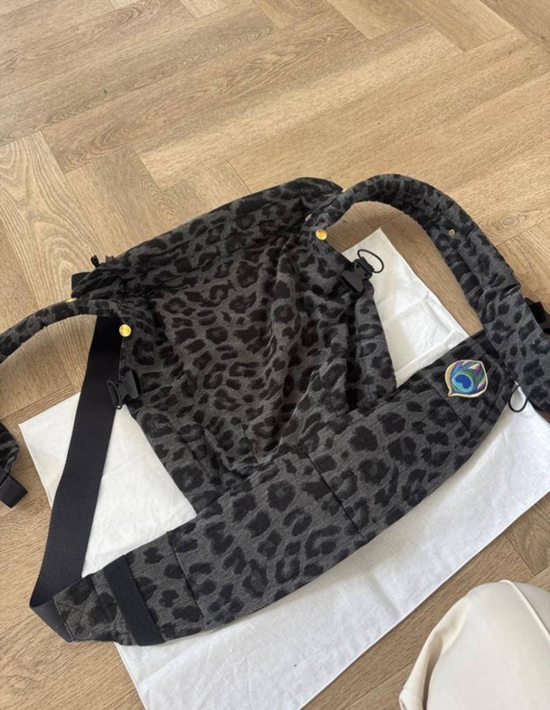 Artipoppe Draagzak Leopard Print, Overige merken, Buik of Rug, Ophalen of Verzenden, Zo goed als nieuw