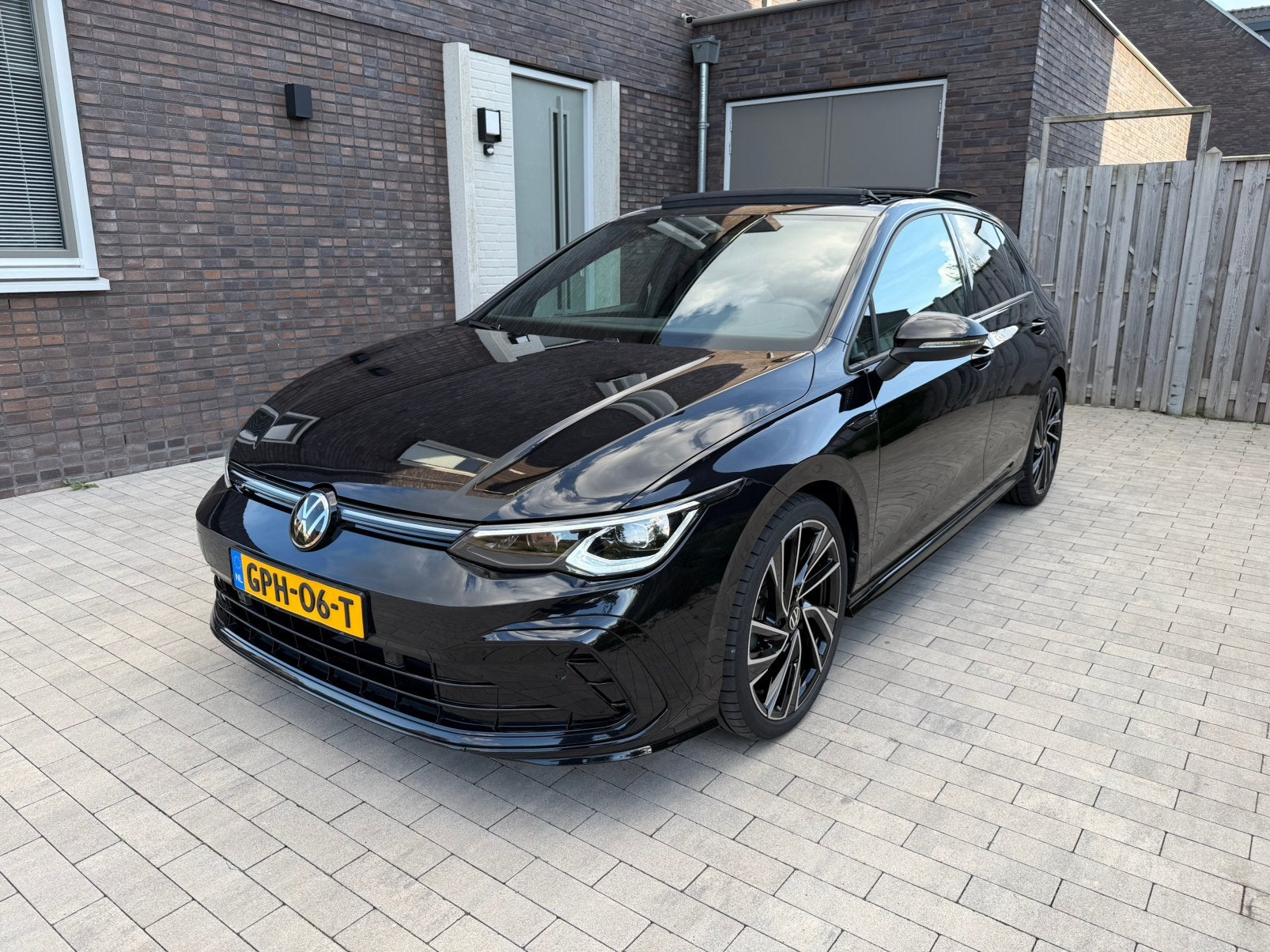 Volkswagen Golf 1.5 eTSI 150pk | R-Line | IQ Matrix | Pano, Dealer onderhouden, 1498 cc, 4 cilinders, Alcantara