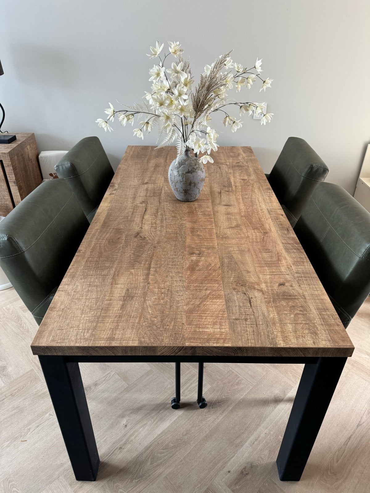 Robuuste eettafel van mangohout met metalen onderstel, Ophalen, 50 tot 100 cm, Zo goed als nieuw, 150 tot 200 cm