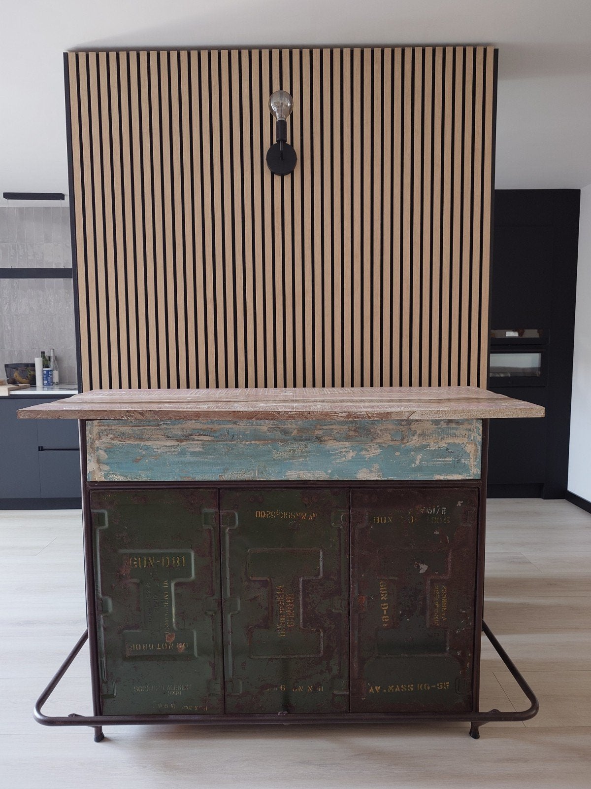 Industriële bar/kast met groene/bruine metalen afwerking, Huis en Inrichting, Barren, Ophalen, Nieuw