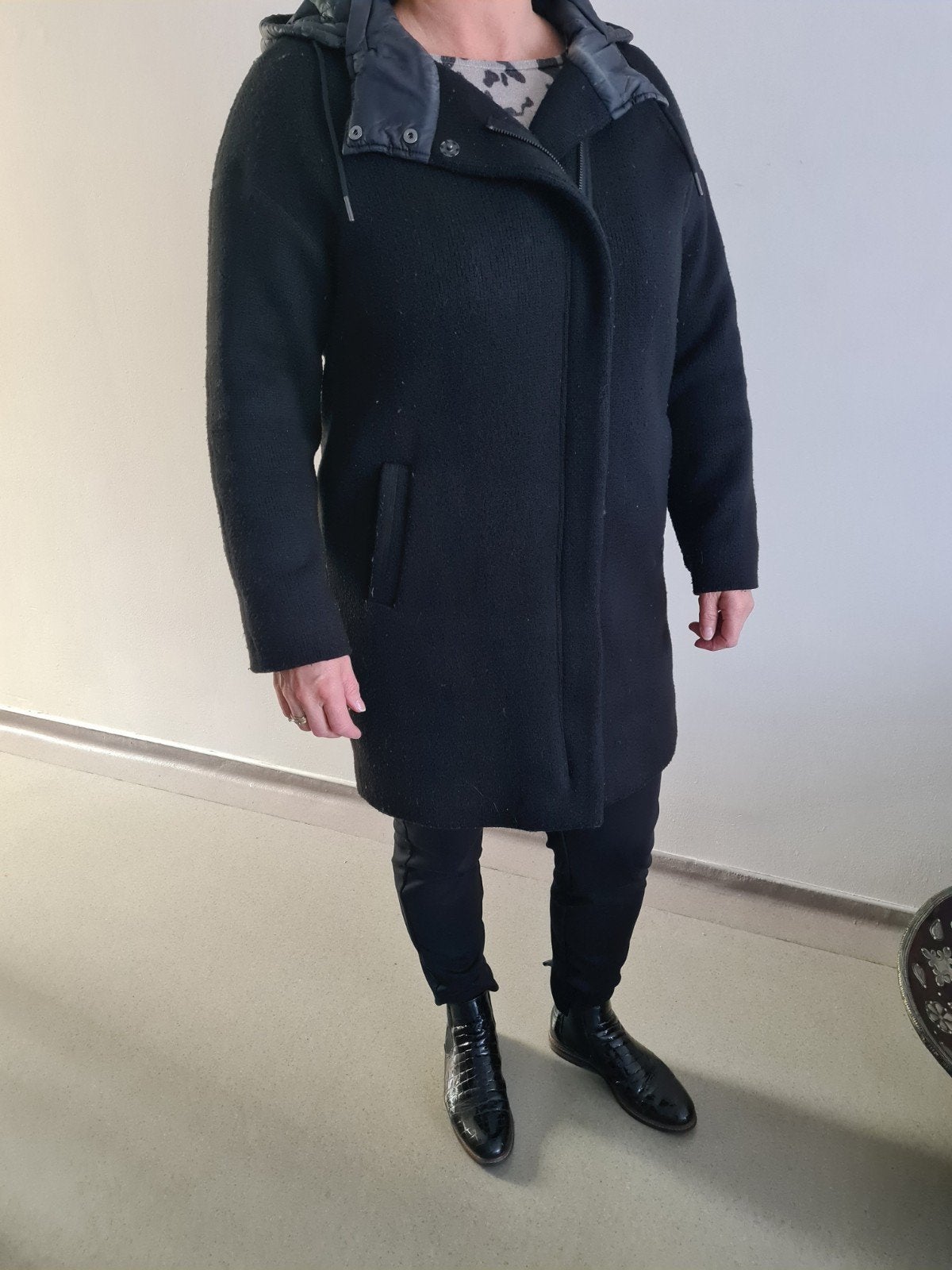Te koop zwarte dames winterjas merk EDC maat M, Maat 38/40 (M), Zwart, Ophalen of Verzenden, Zo goed als nieuw