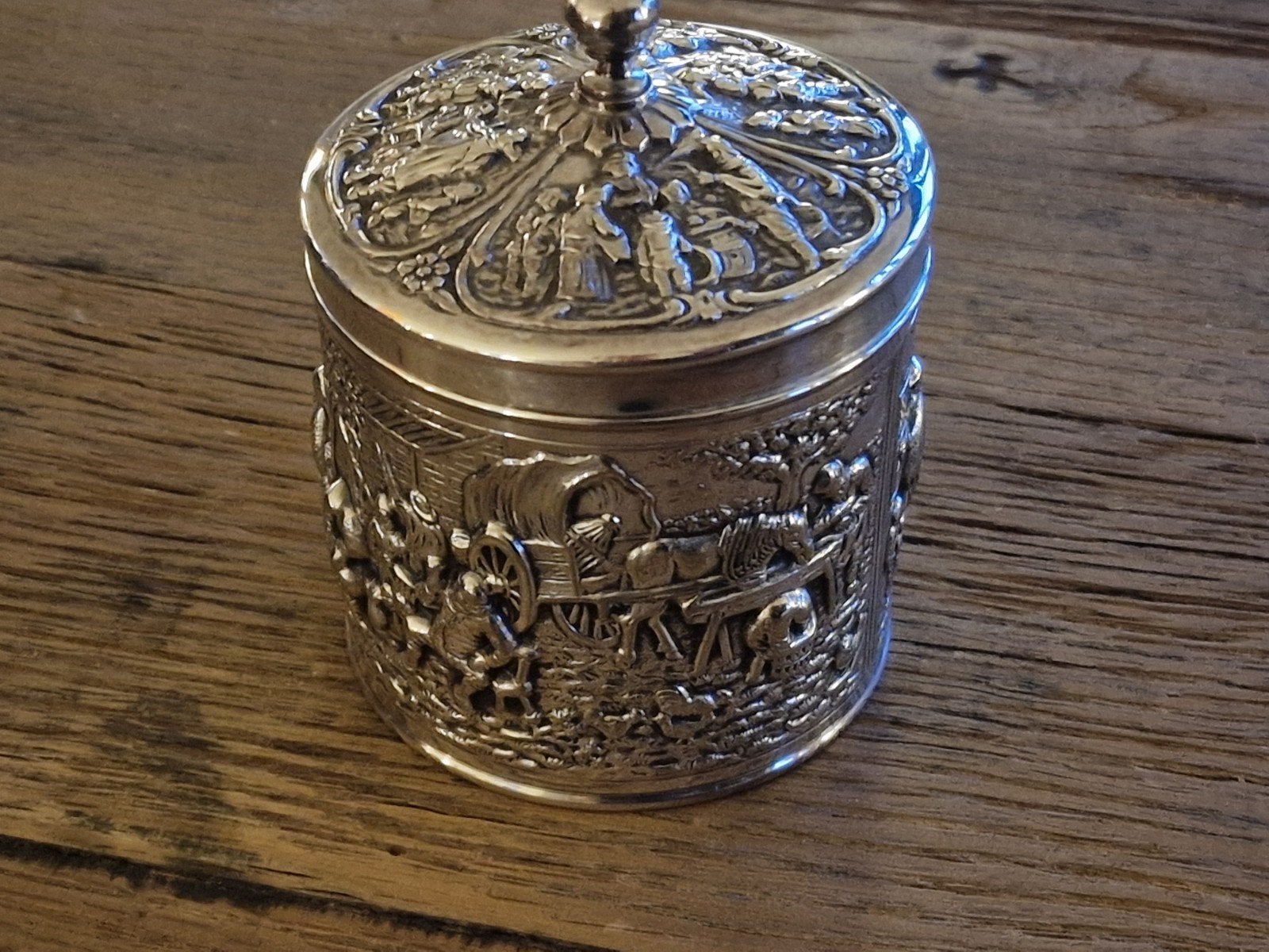 Verzilverde Douwe Egberts theebus – Oud-Hollandse taferelen, Ophalen of Verzenden