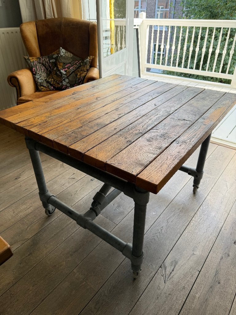 Foto 6 van Eettafel(s) van eikenhout en steigenbuizen