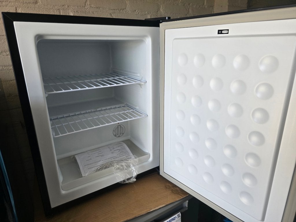 Nieuwe zwarte ruime opzet mini vriezer 42 ltr H63 x B47 cm, Minder dan 85 cm, Nieuw, Minder dan 60 cm, Energieklasse A of zuiniger