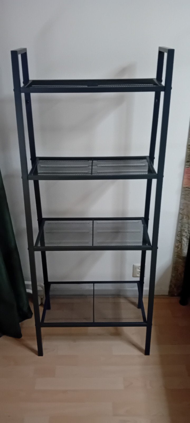 Zwart metalen rek met 4 etages 2 stuks, Ophalen, Zo goed als nieuw