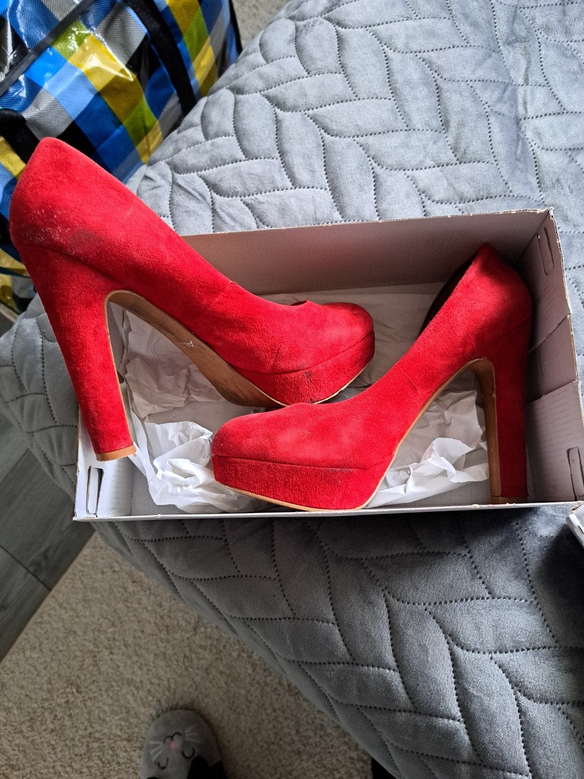 Rode suède pumps  maat 38- één keer gedragen, Kleding | Dames, Ophalen, Zo goed als nieuw, Rood, Pumps