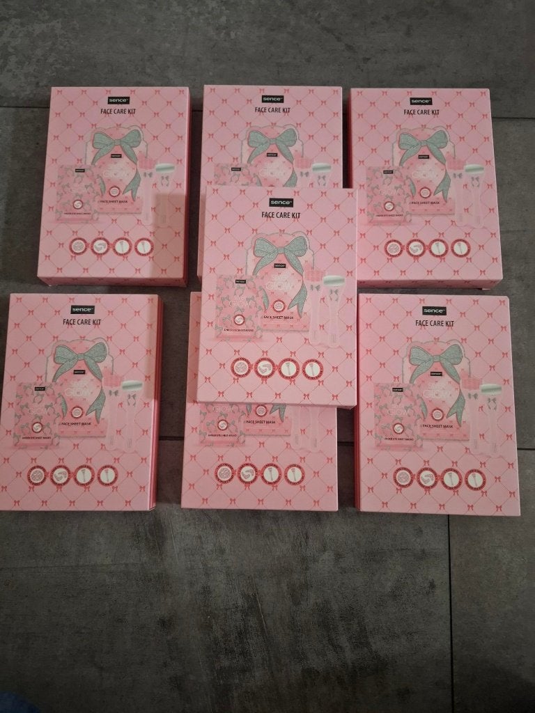 7 nieuwe face care Cadeau kits (advr 473), Ophalen of Verzenden, Nieuw, Gehele gezicht, Verzorging